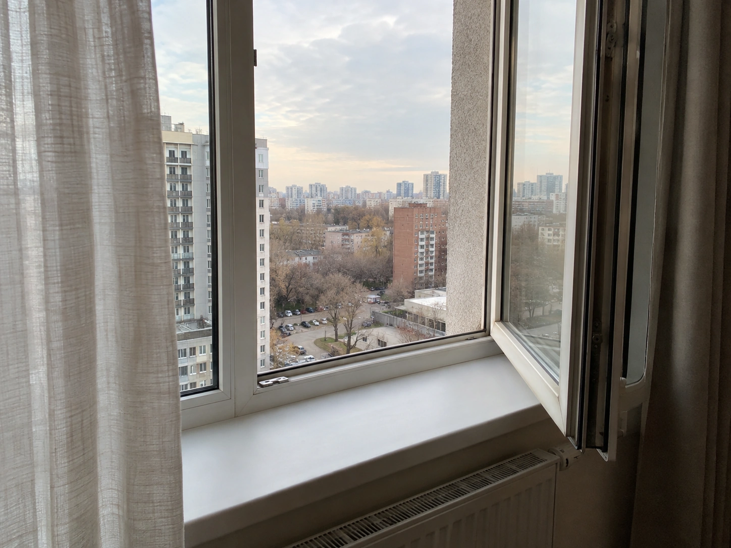 Окно и шторы в проветриваемой квартире Екатеринбурга