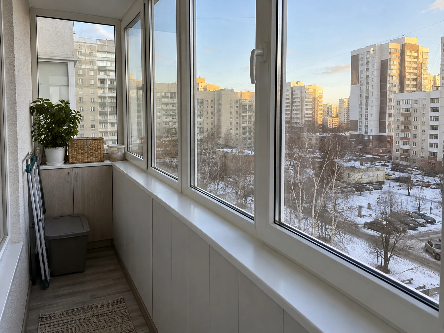 Чистое стекло и аккуратный подоконник на лоджии