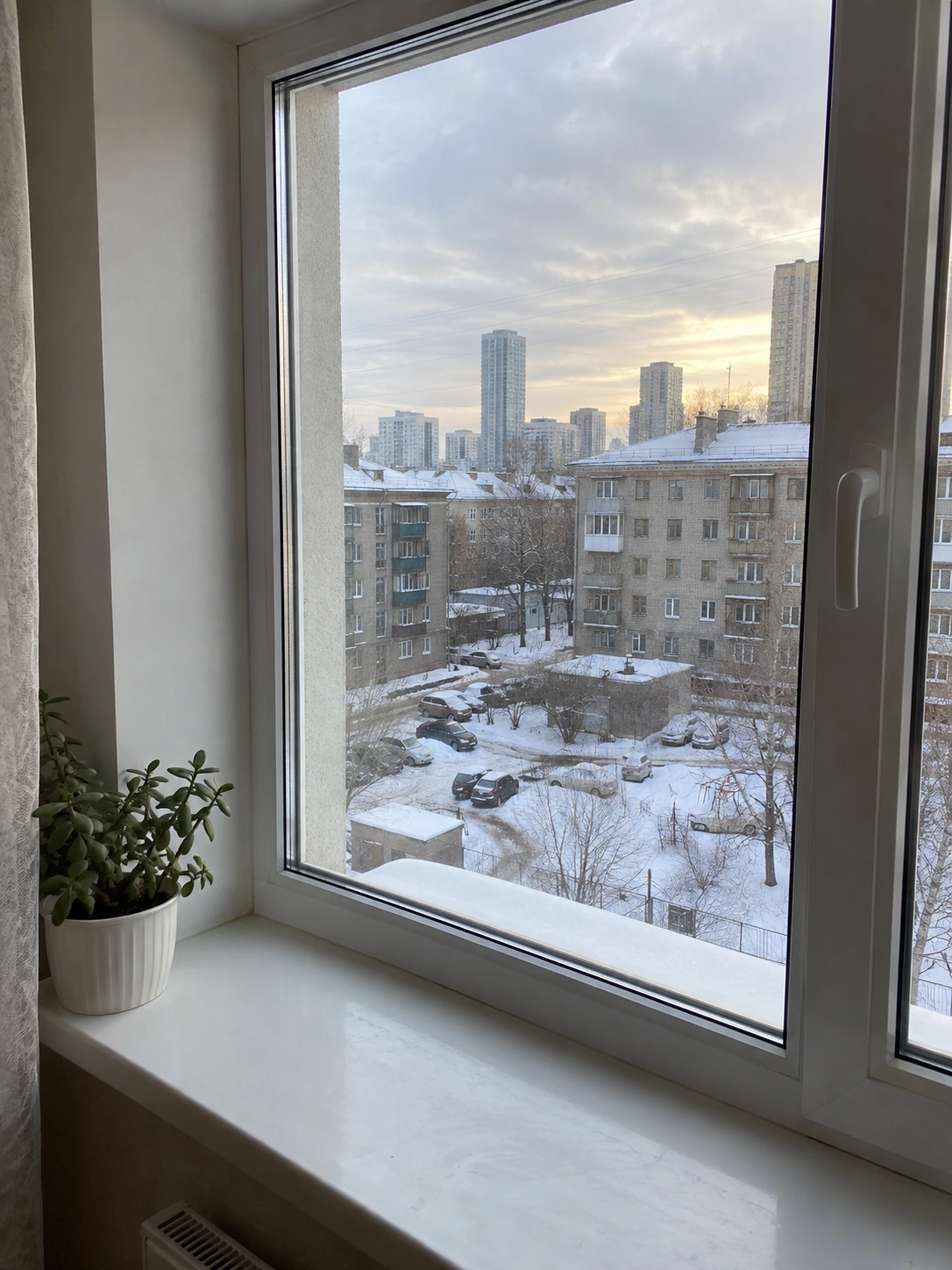 Чистое окно с рамой подоконником и отливом