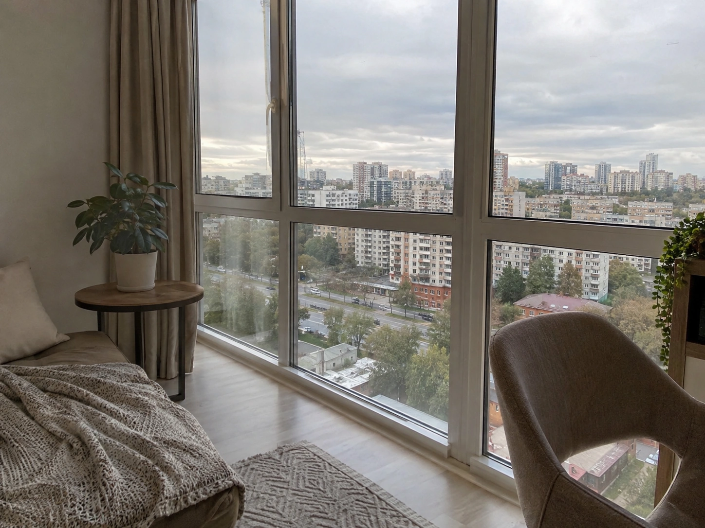 Панорамные окна в светлой квартире Екатеринбурга