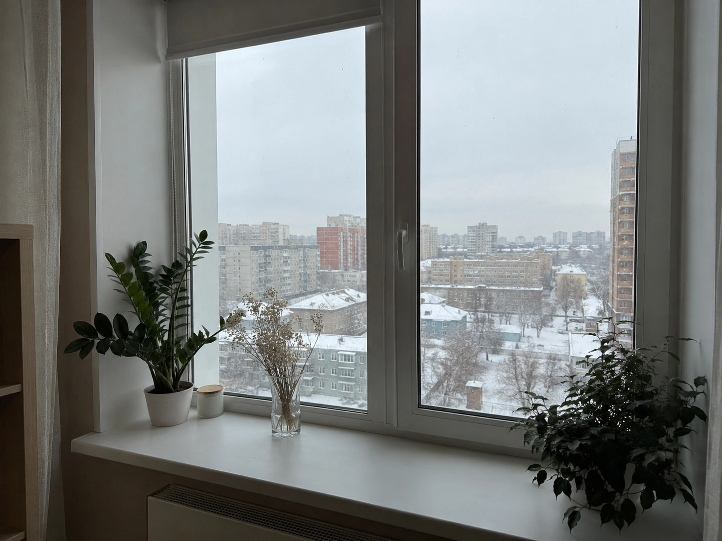 Чистое окно и подоконник в загородном доме