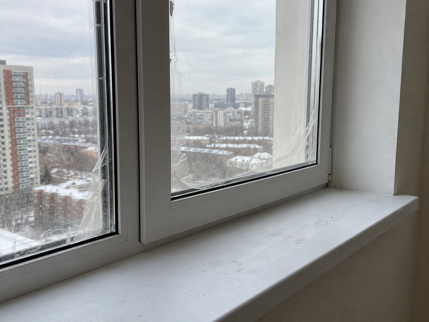 Окно и подоконник в квартире после ремонта