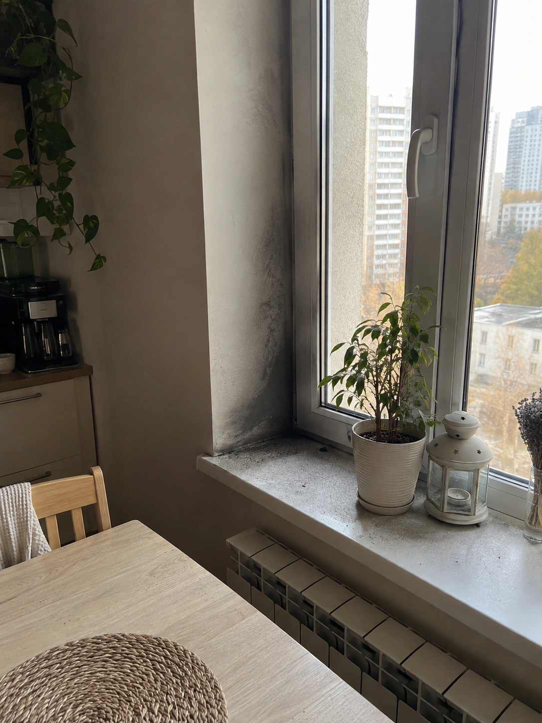 Сажа на подоконнике после дыма от пожара у соседей